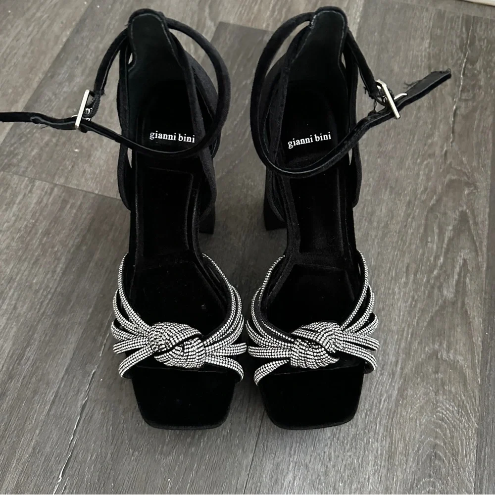 NWOB Gianni Bini Anissa black velvet rhinestone knot platform square toe heels - Picture 4 of 7